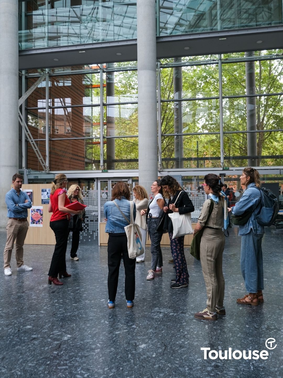 La délégation de Toulouse au féminin dans le hall du Palais de Justice de Toulouse